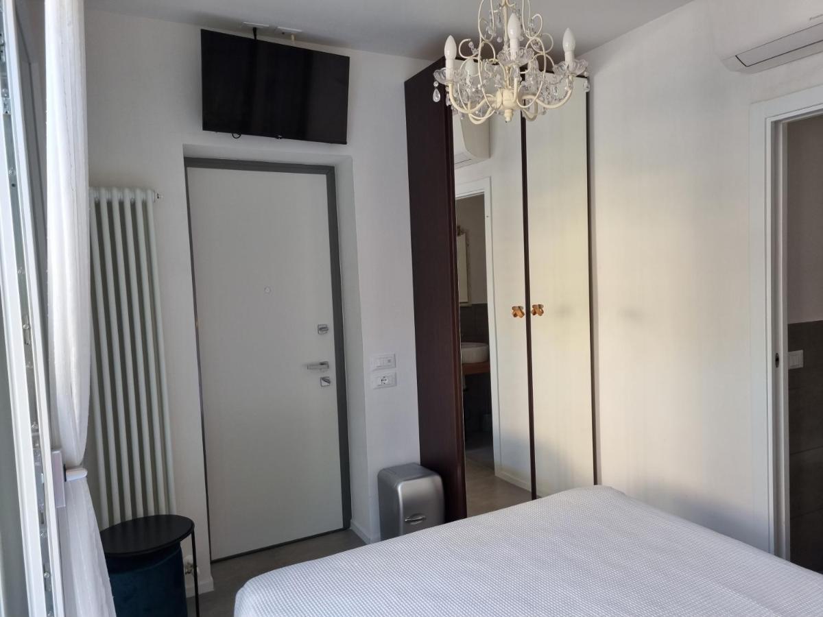 Residenza Azzurra Hotel Cattolica Bagian luar foto